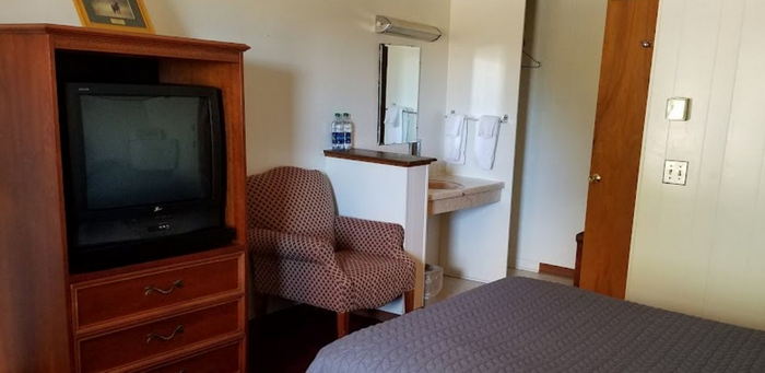 Beekers Grub and Lodging (Corner Cafe & Motel ) - Web Listing (newer photo)